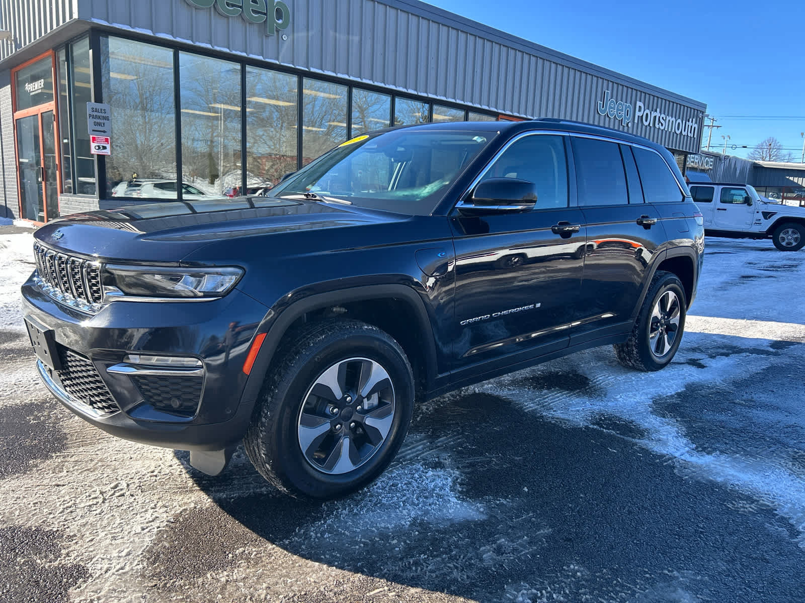 Used 2023 Jeep Grand Cherokee 4WD 4xe w/ Luxury Tech Group II image 11