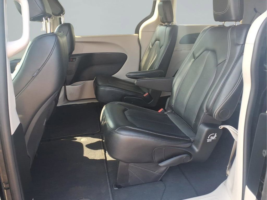 Used 2024 Chrysler Pacifica Touring-L FWD image 25