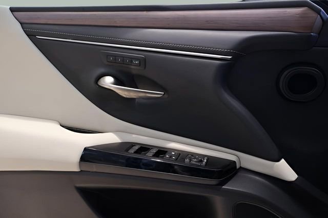 Used 2025 Lexus ES 300h w/ Premium Package image 23