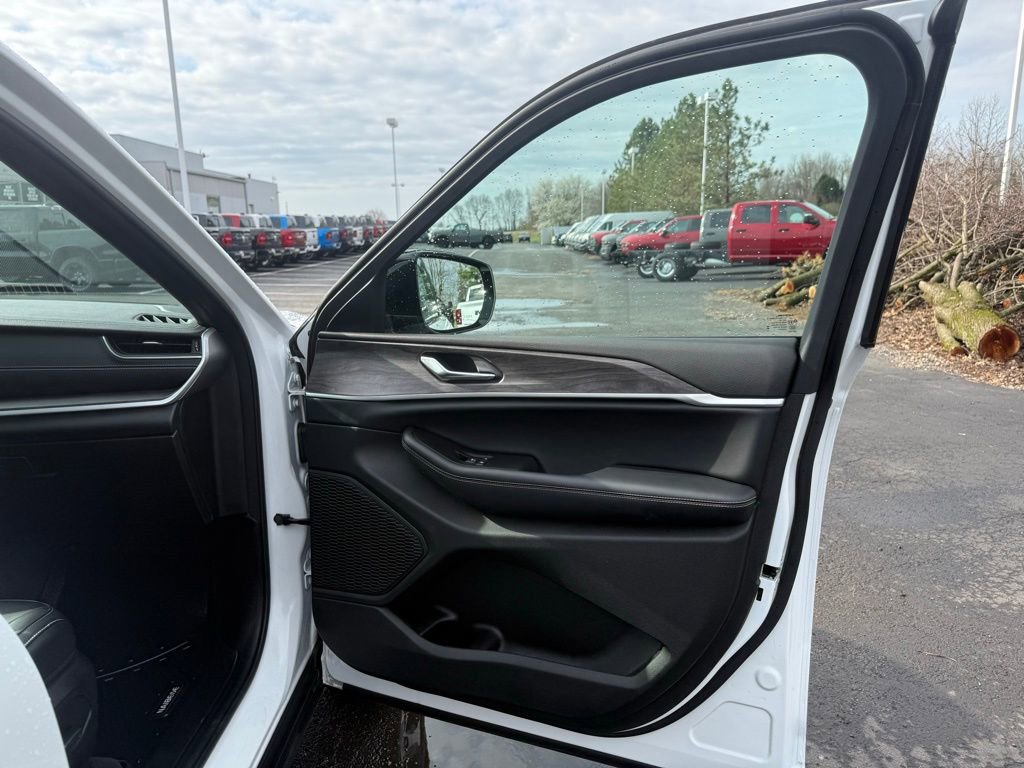 Used 2025 Jeep Grand Cherokee Limited image 56