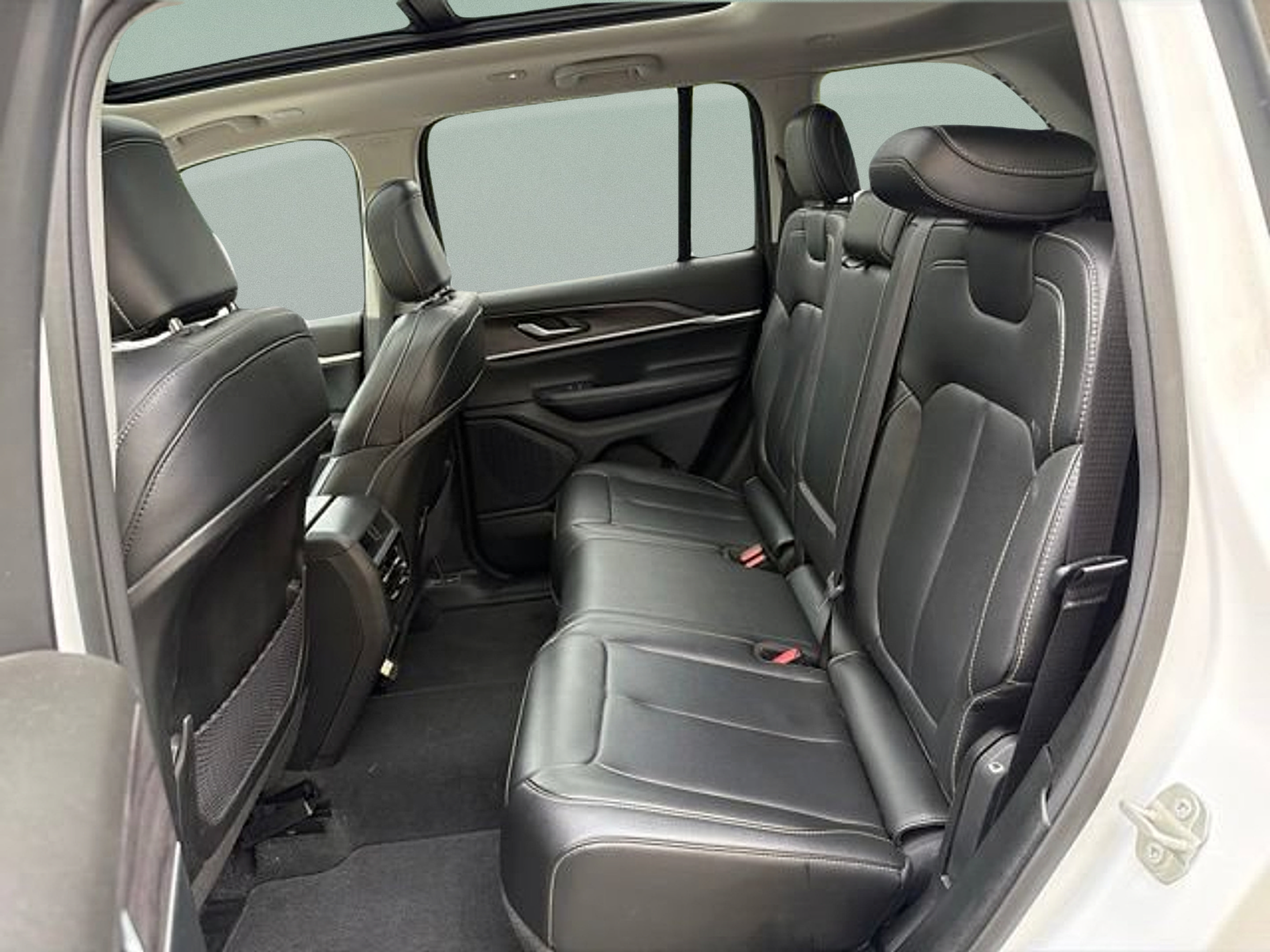 Used 2023 Jeep Grand Cherokee Limited w/ Black Appearance Package AWD/4WD image 18