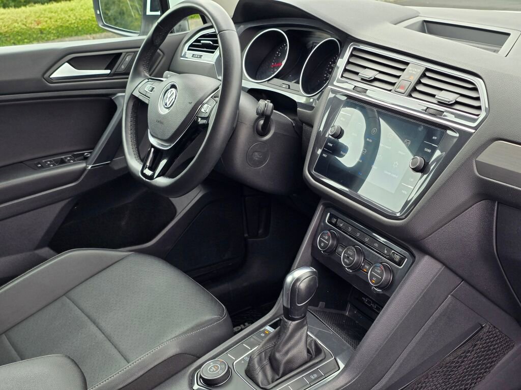 Used 2020 Volkswagen Tiguan SE image 45