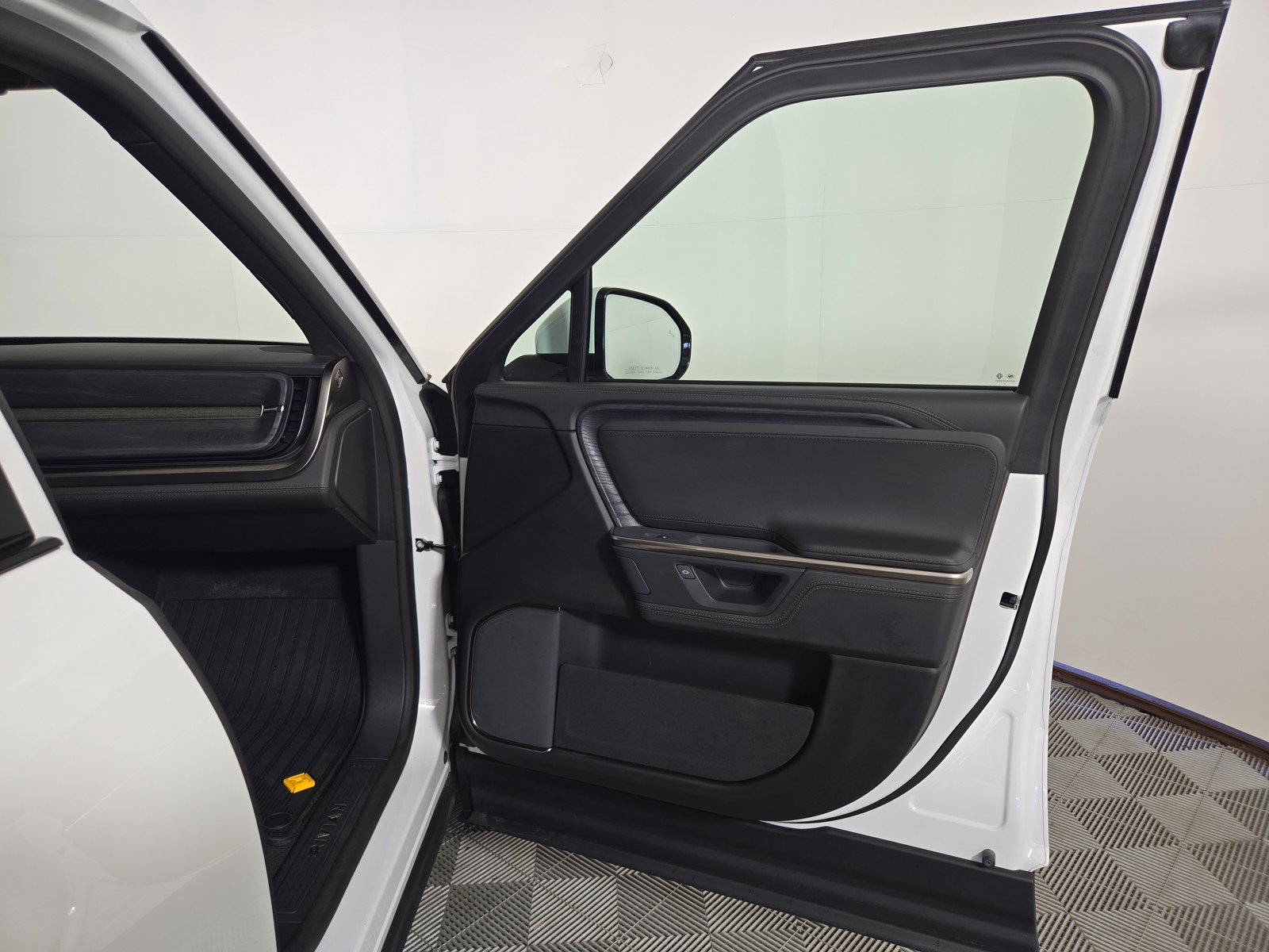 Used 2025 Rivian R1T Adventure AWD/4WD image 18