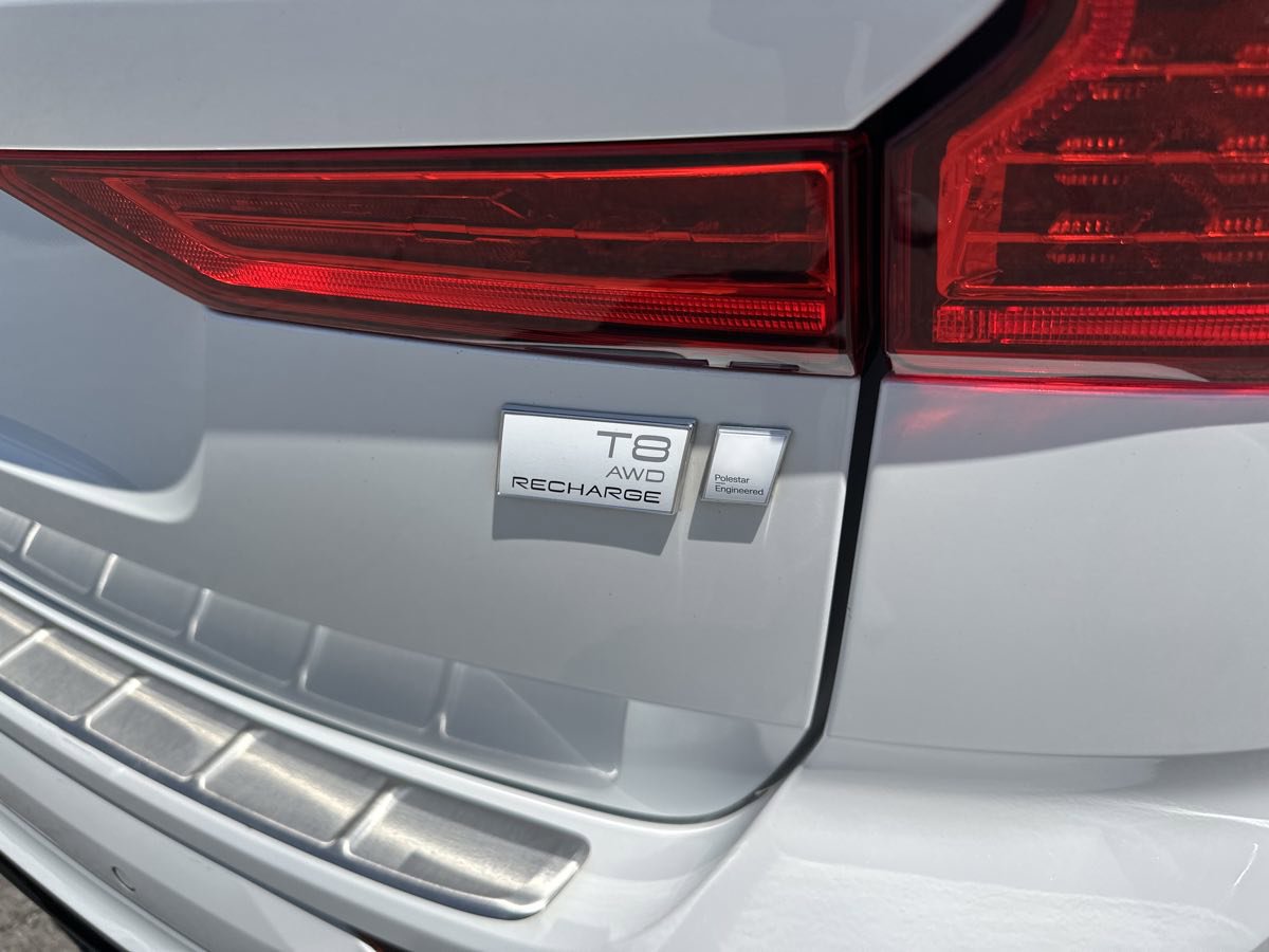 Used 2022 Volvo XC60 T8 R-Design w/ Advanced Package image 17