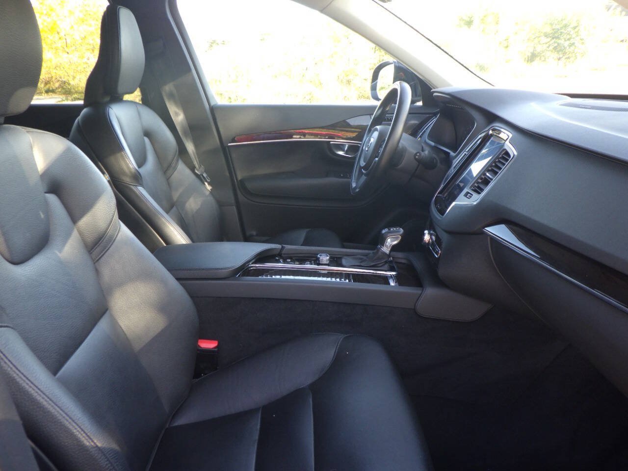 Used 2019 Volvo XC90 T5 Momentum w/ Multimedia Package AWD/4WD image 14