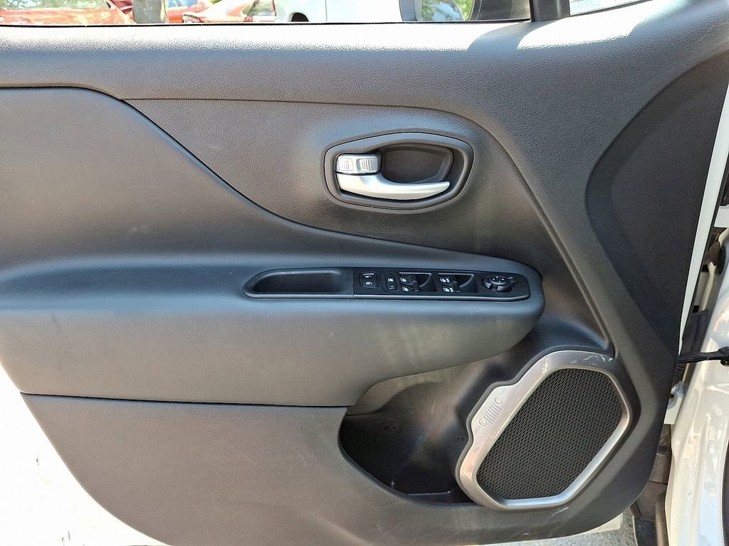 Certified 2023 Jeep Renegade Latitude AWD/4WD image 10