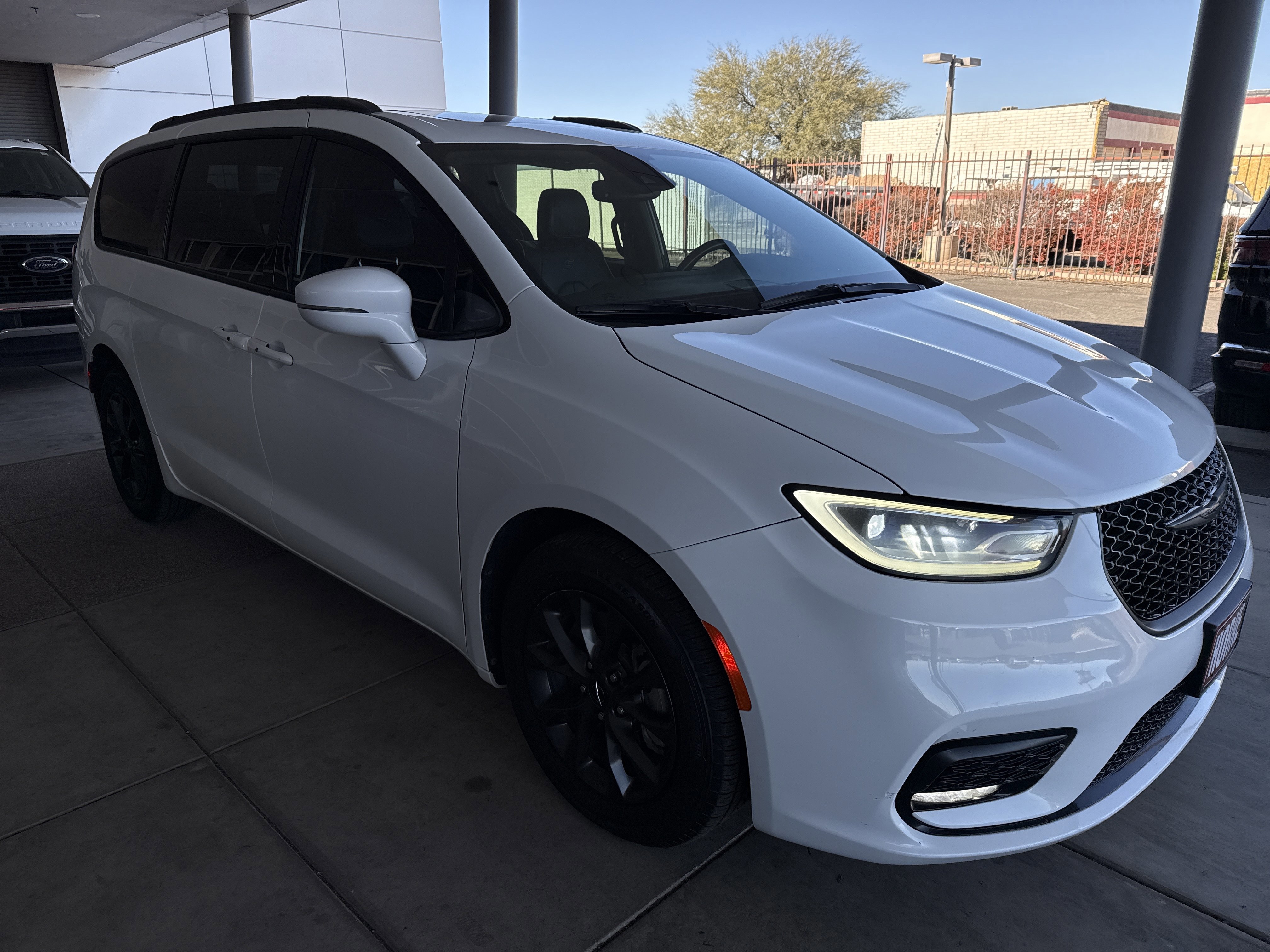 Used 2021 Chrysler Pacifica Limited w/ S Appearance Package image 3