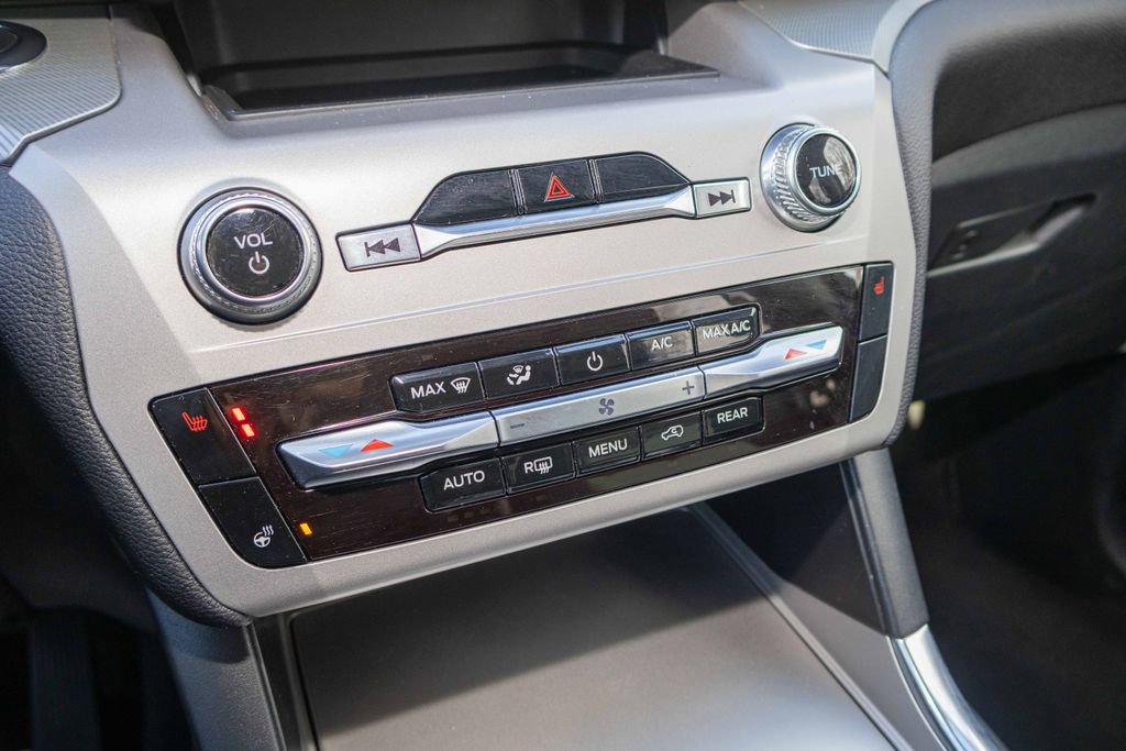 Used 2022 Ford Explorer XLT w/ Equipment Group 202A image 22