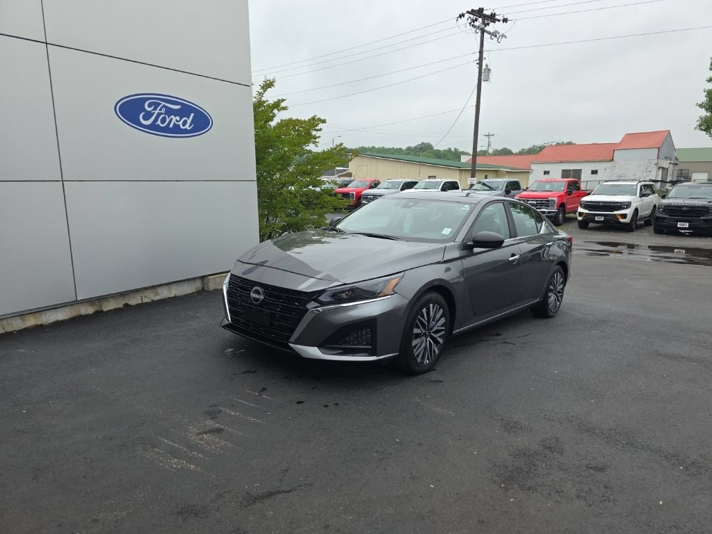 Used 2025 Nissan Altima 2.5 SV FWD image 2