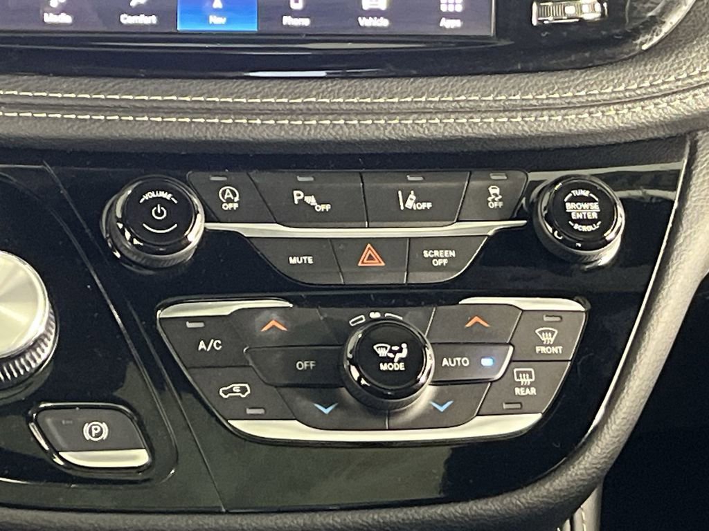 Used 2025 Chrysler Pacifica Limited FWD image 19