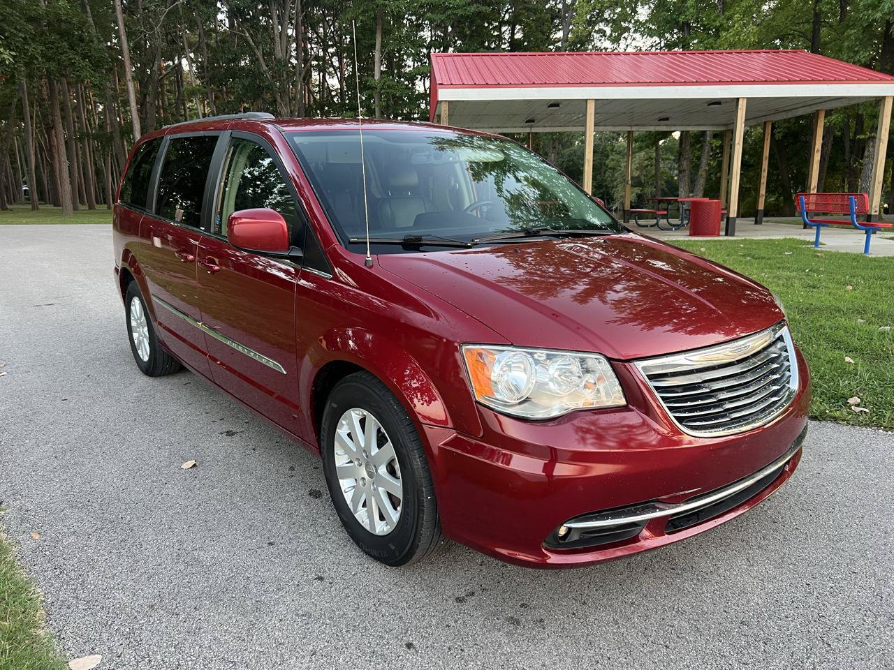 Used 2013 Chrysler Town & Country Touring FWD image 3