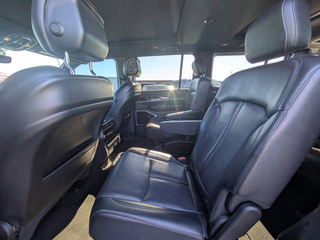 Used 2022 Jeep Wagoneer Series III w/ Premium Group I AWD/4WD image 12