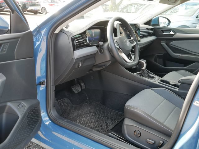 Certified 2025 Volkswagen Jetta SE FWD image 12