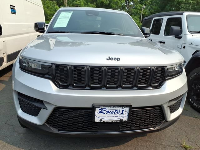 Used 2023 Jeep Grand Cherokee Altitude AWD/4WD image 6