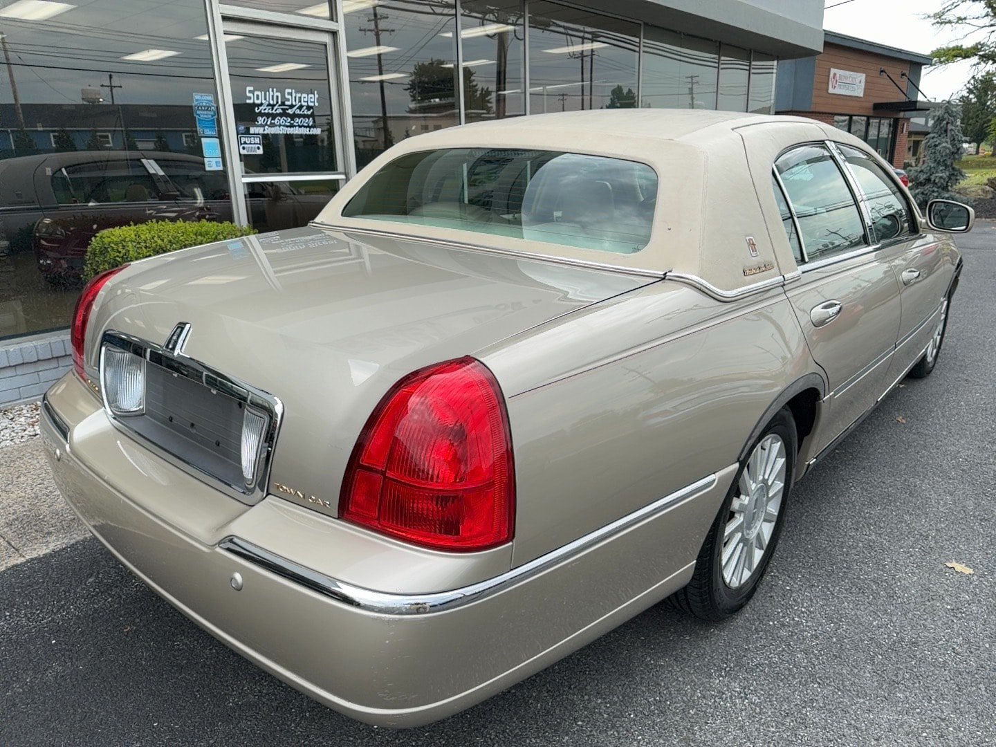 Used 2004 Lincoln Town Car Ultimate RWD image 3