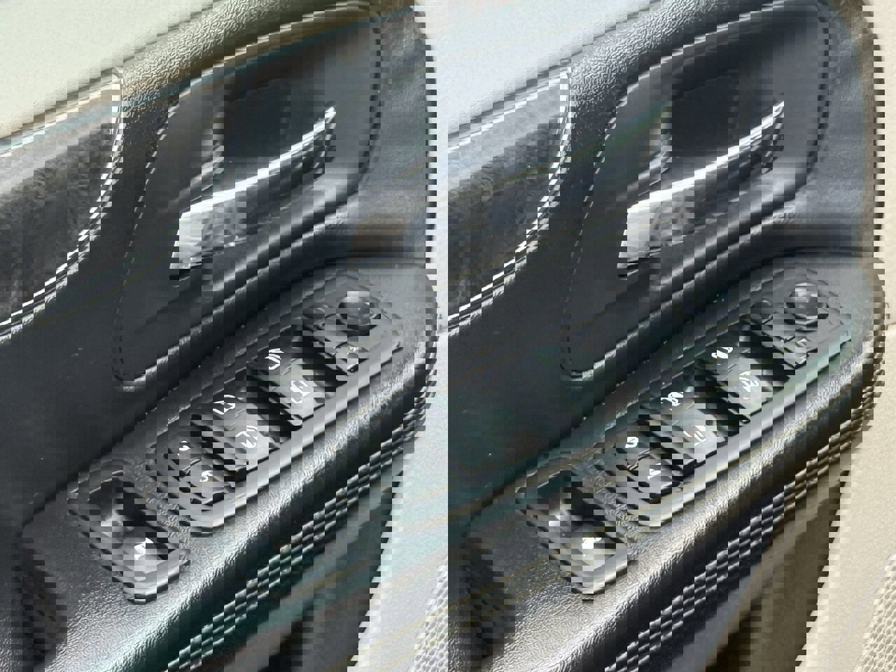 Used 2015 Chrysler Town & Country Touring image 23