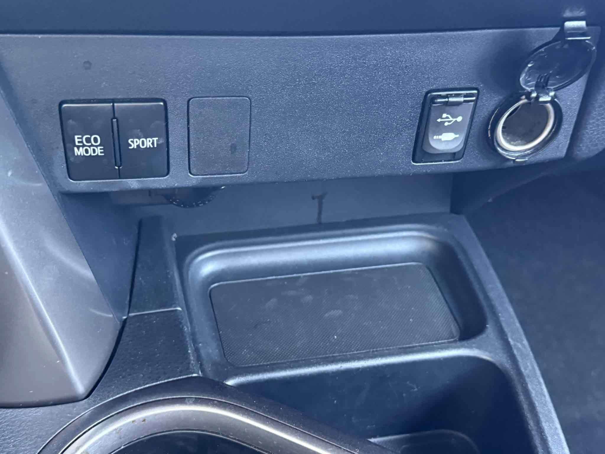 Used 2018 Toyota RAV4 LE w/ All Weather Liner Package FWD image 95