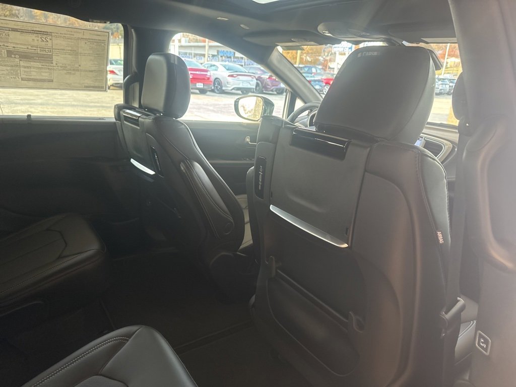 New 2026 Chrysler Pacifica Select image 21
