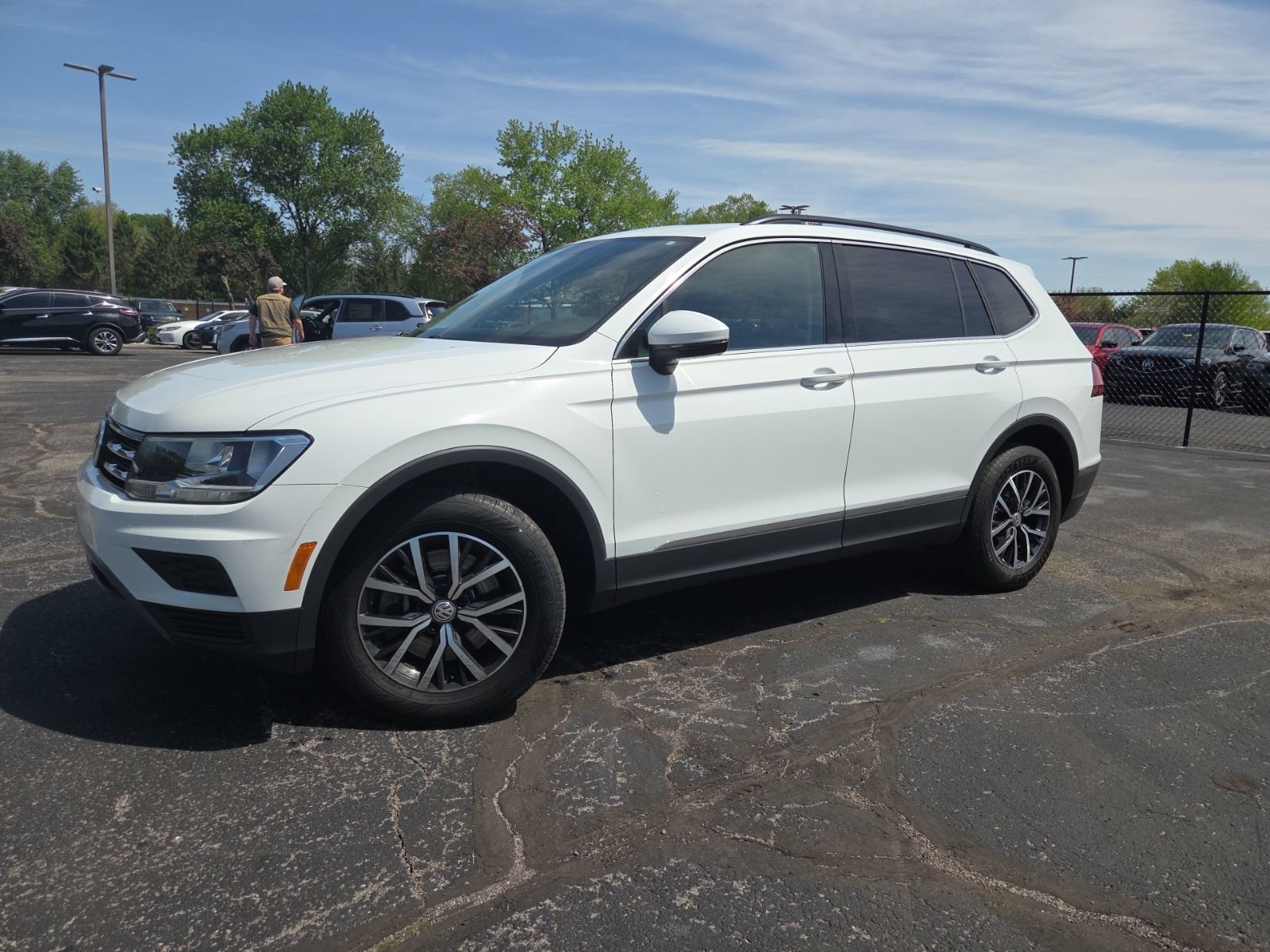 Used 2020 Volkswagen Tiguan SE w/ Panoramic Sunroof Package AWD/4WD image 8