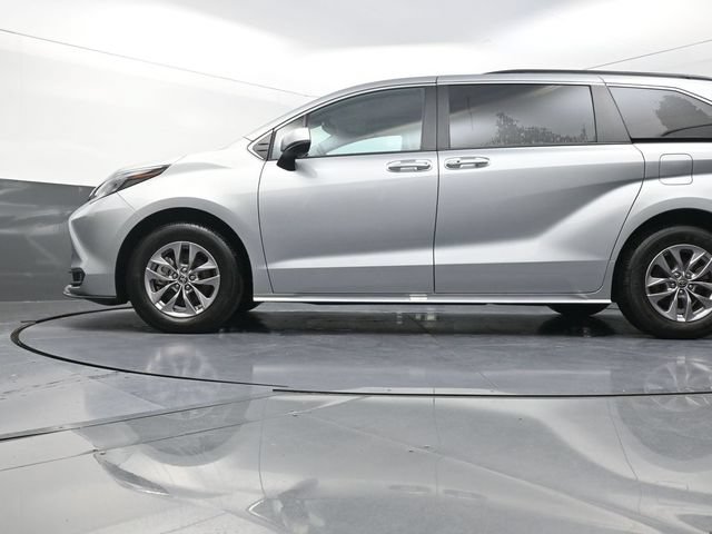 Used 2025 Toyota Sienna XLE FWD image 33