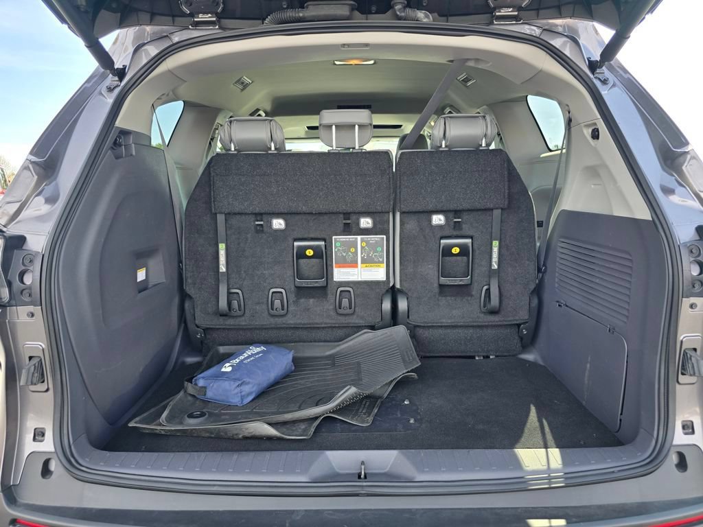 Used 2023 Toyota Sienna XLE w/ XLE Plus Package FWD image 14