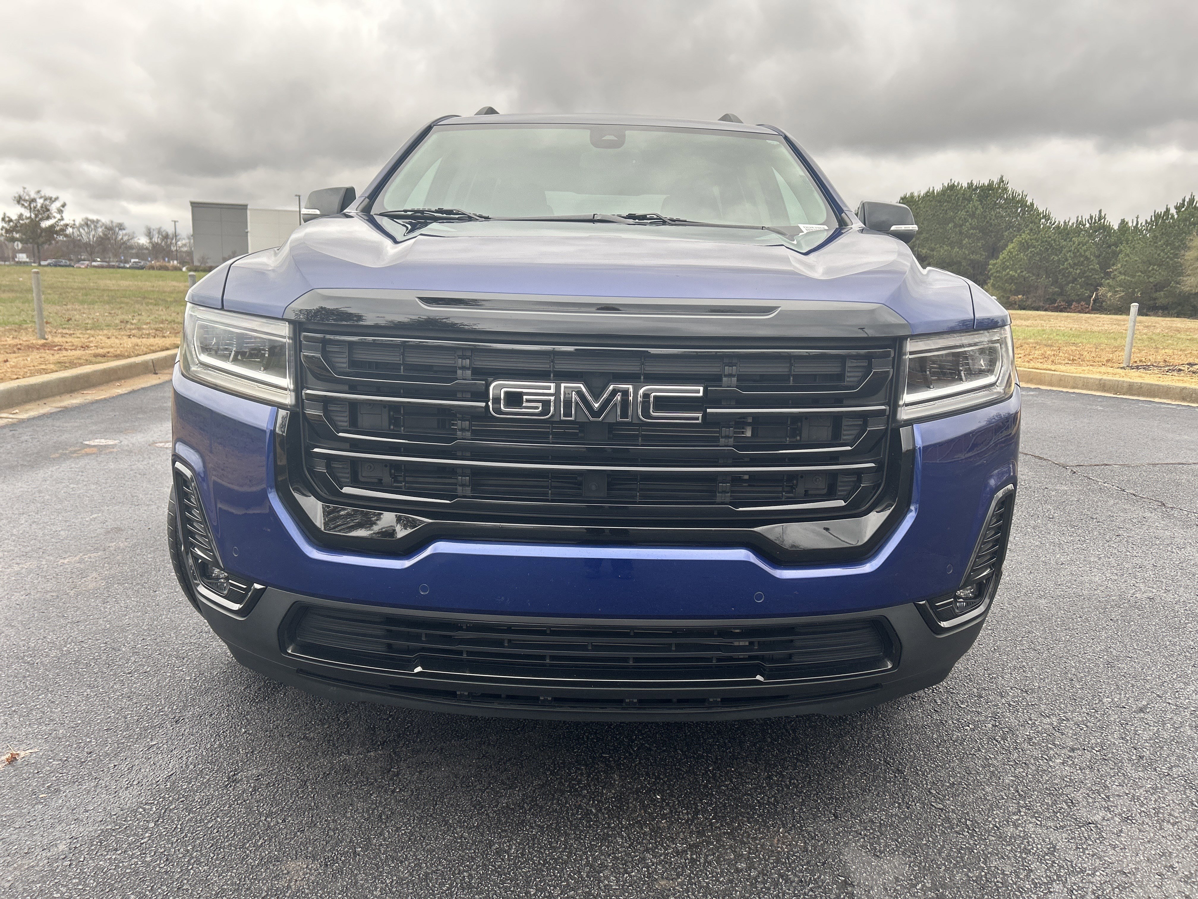 Used 2023 GMC Acadia SLT w/ Elevation Edition image 3