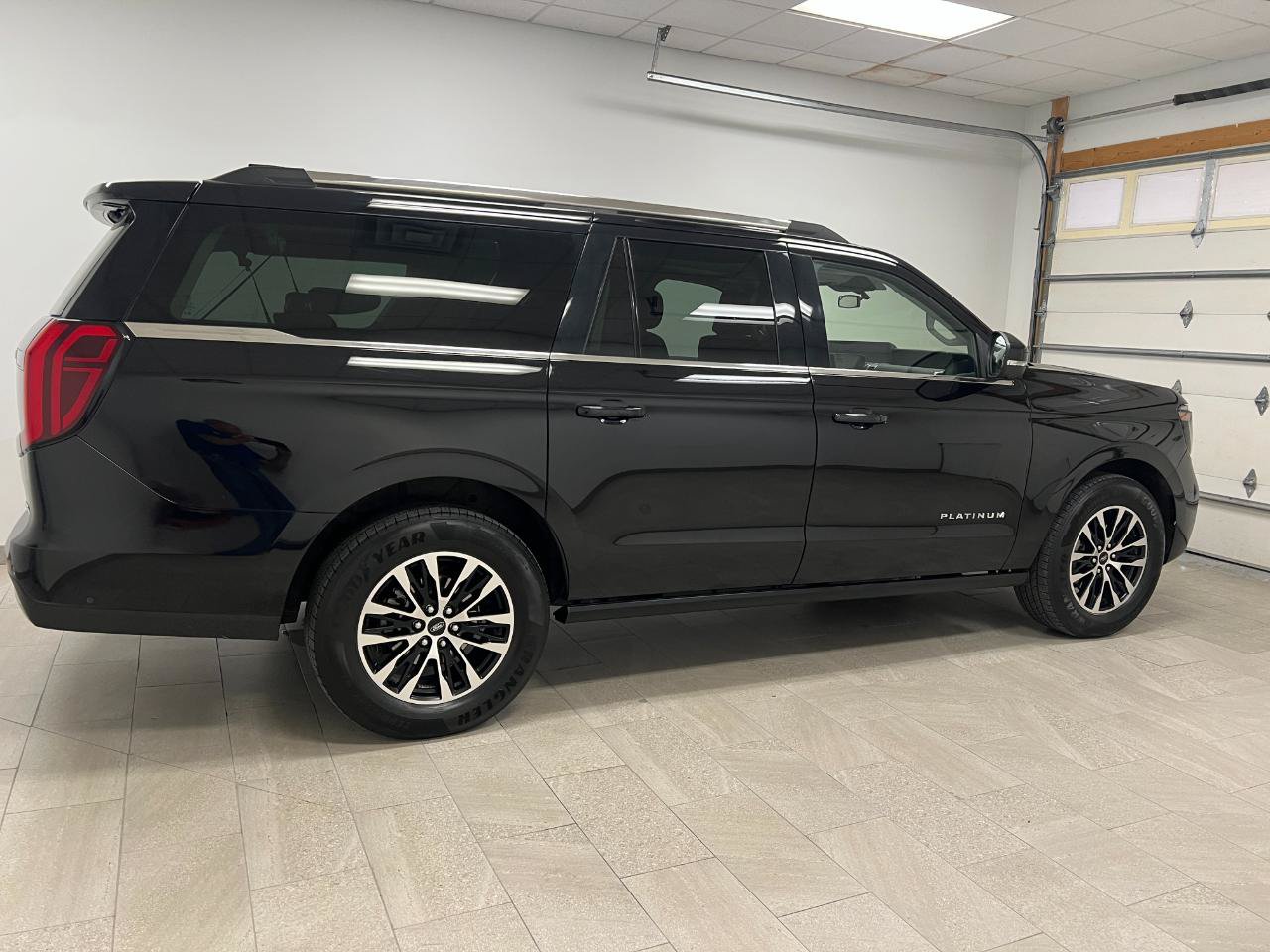 Used 2025 Ford Expedition Max Platinum AWD/4WD image 10
