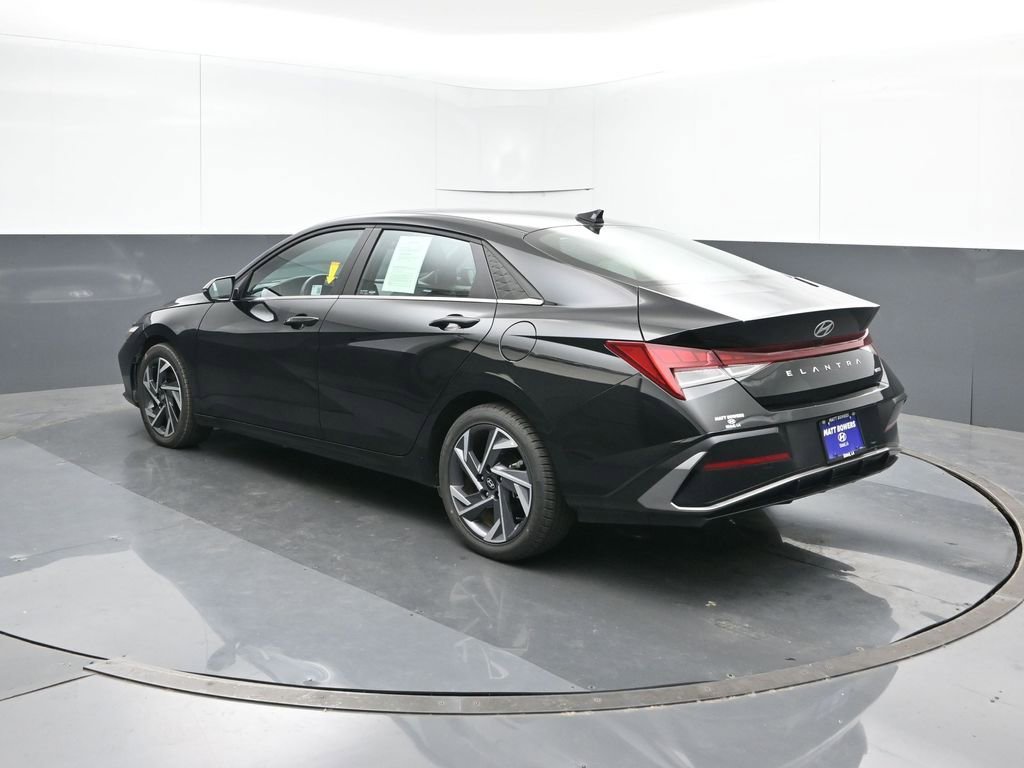 Used 2025 Hyundai Elantra Limited image 4