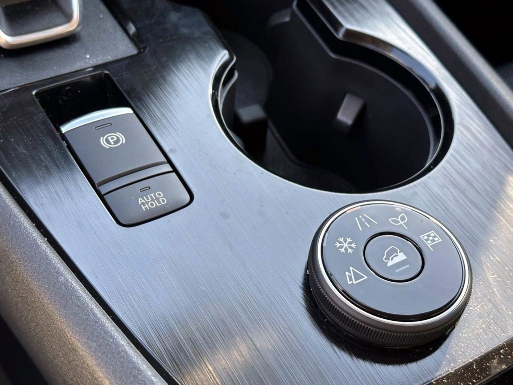 Certified 2025 Nissan Rogue SV image 31