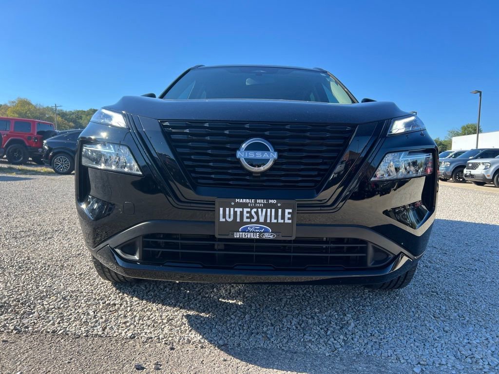 Used 2023 Nissan Rogue SV w/ SV Premium B Package image 3