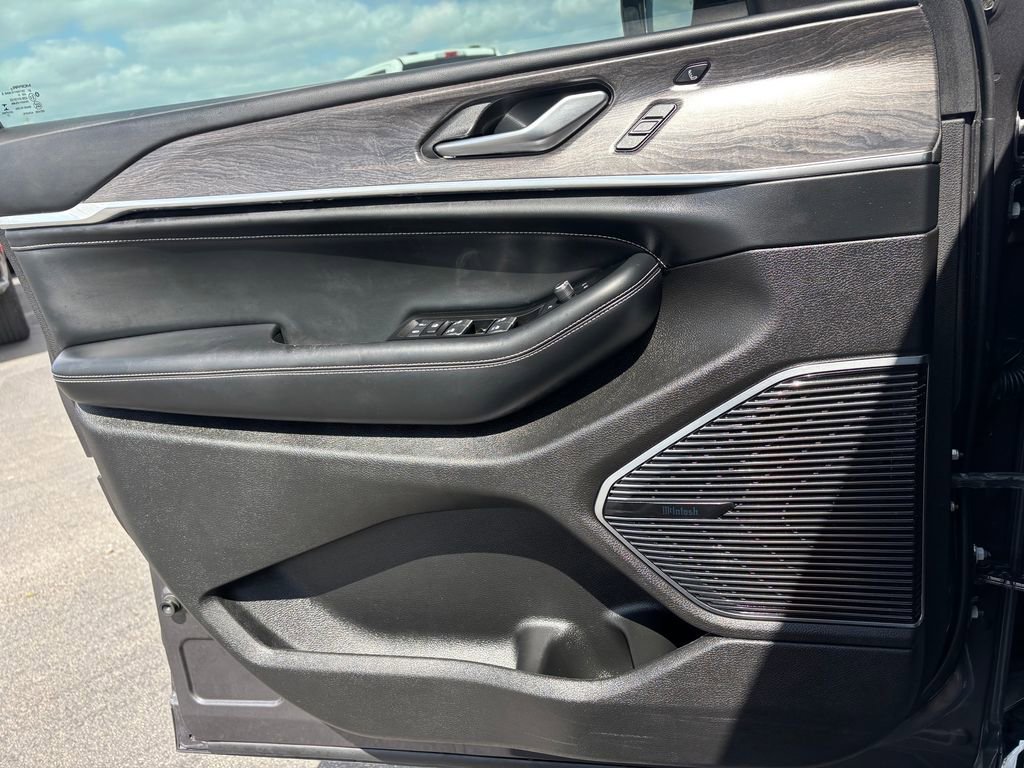 Used 2022 Jeep Grand Cherokee L Overland w/ Advanced Protech Group III image 23