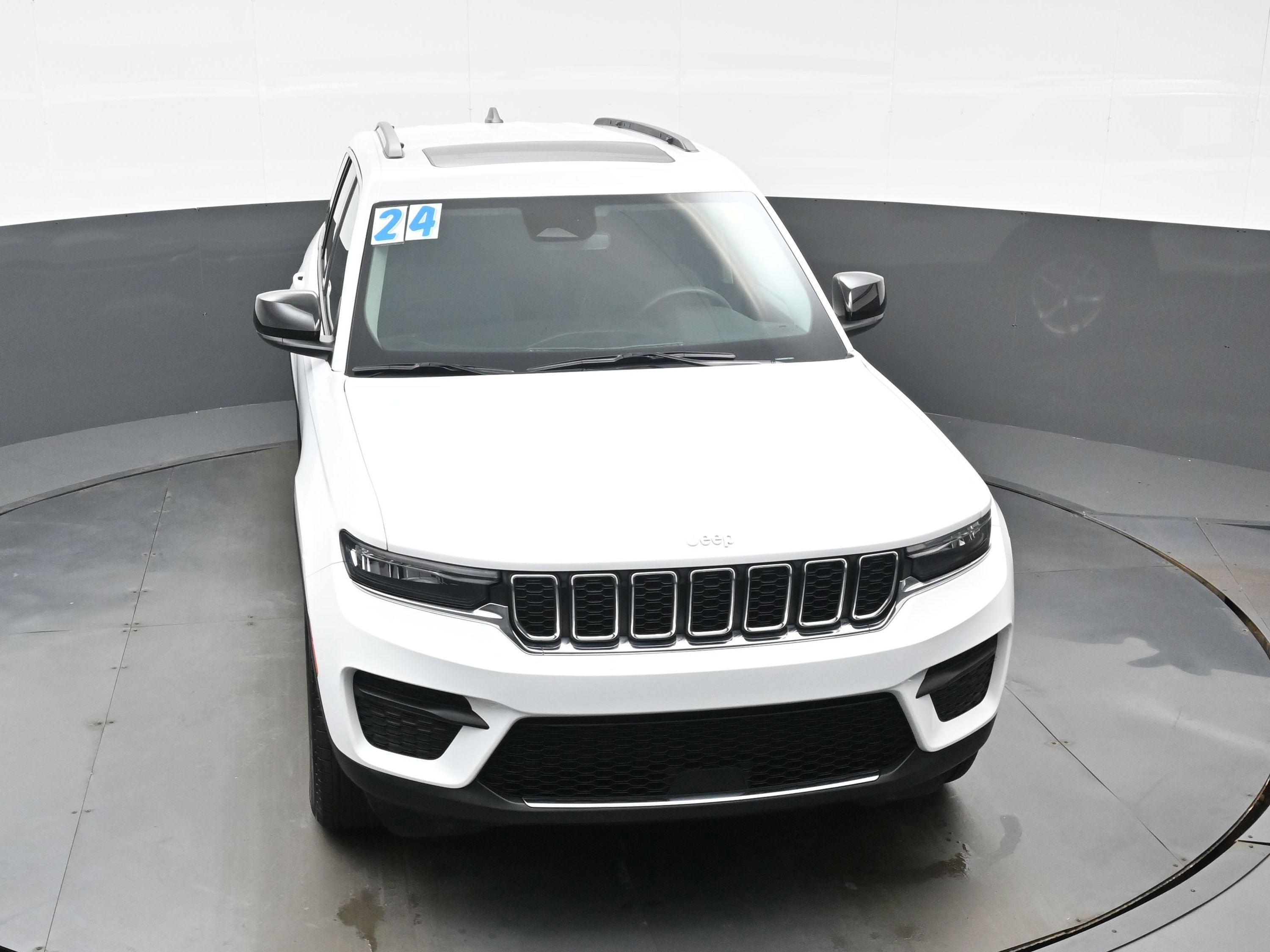 Used 2024 Jeep Grand Cherokee Laredo X image 39