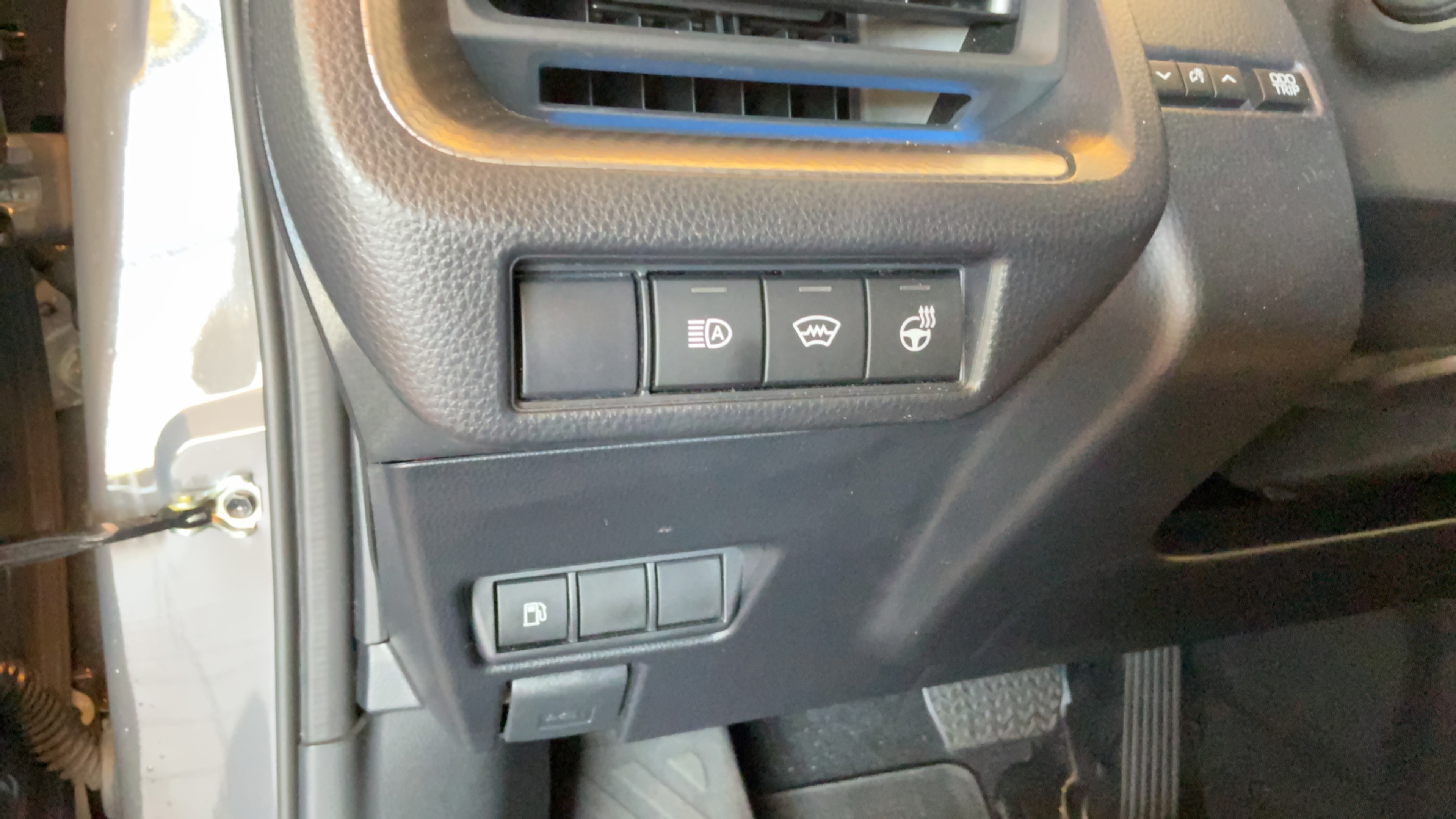 Used 2024 Toyota Prius XLE FWD image 18