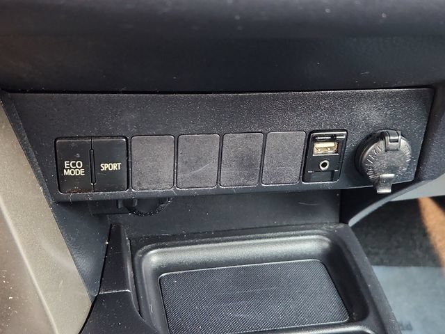 Used 2013 Toyota RAV4 XLE AWD/4WD image 40