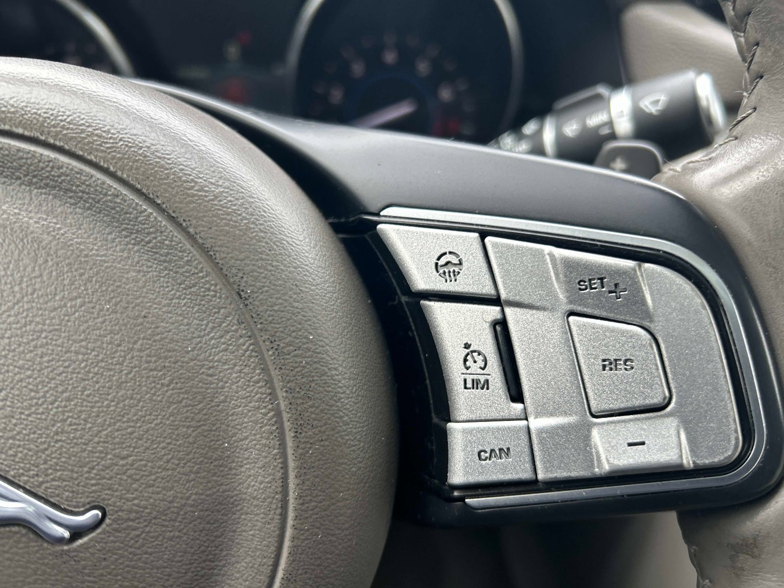 Used 2016 Jaguar XF Prestige image 26