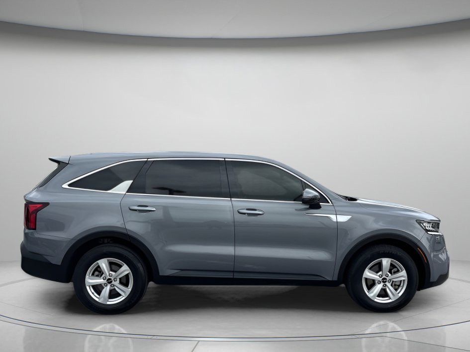 Used 2023 Kia Sorento LX FWD image 2
