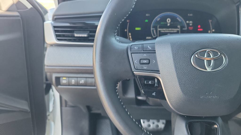 Used 2025 Toyota Camry SE w/ Convenience Package FWD image 17