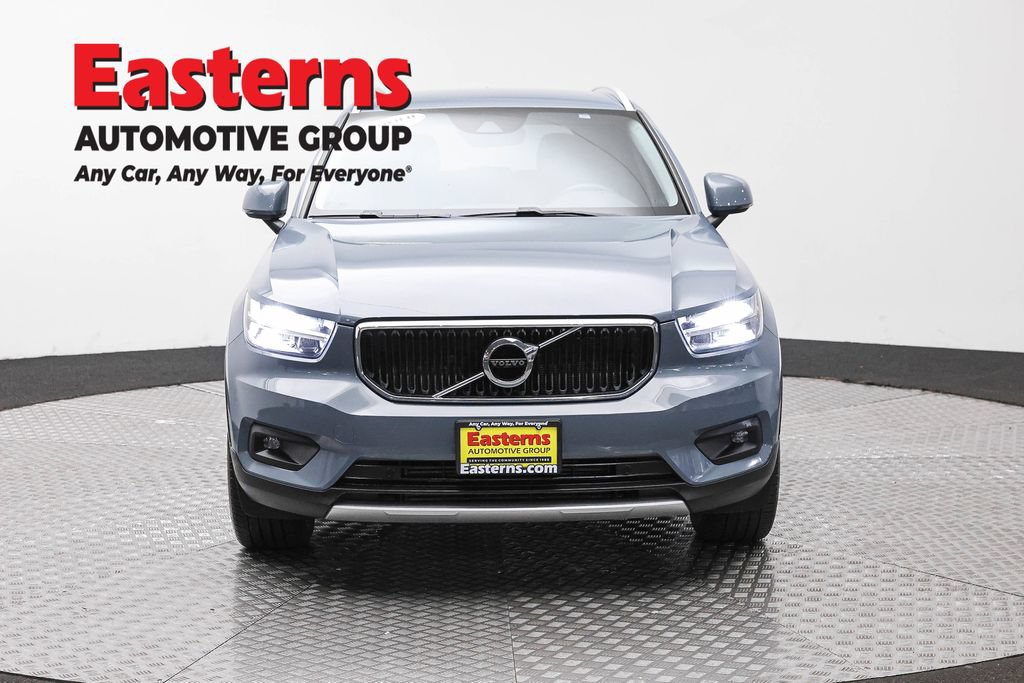 Used 2021 Volvo XC40 T4 Momentum FWD image 2