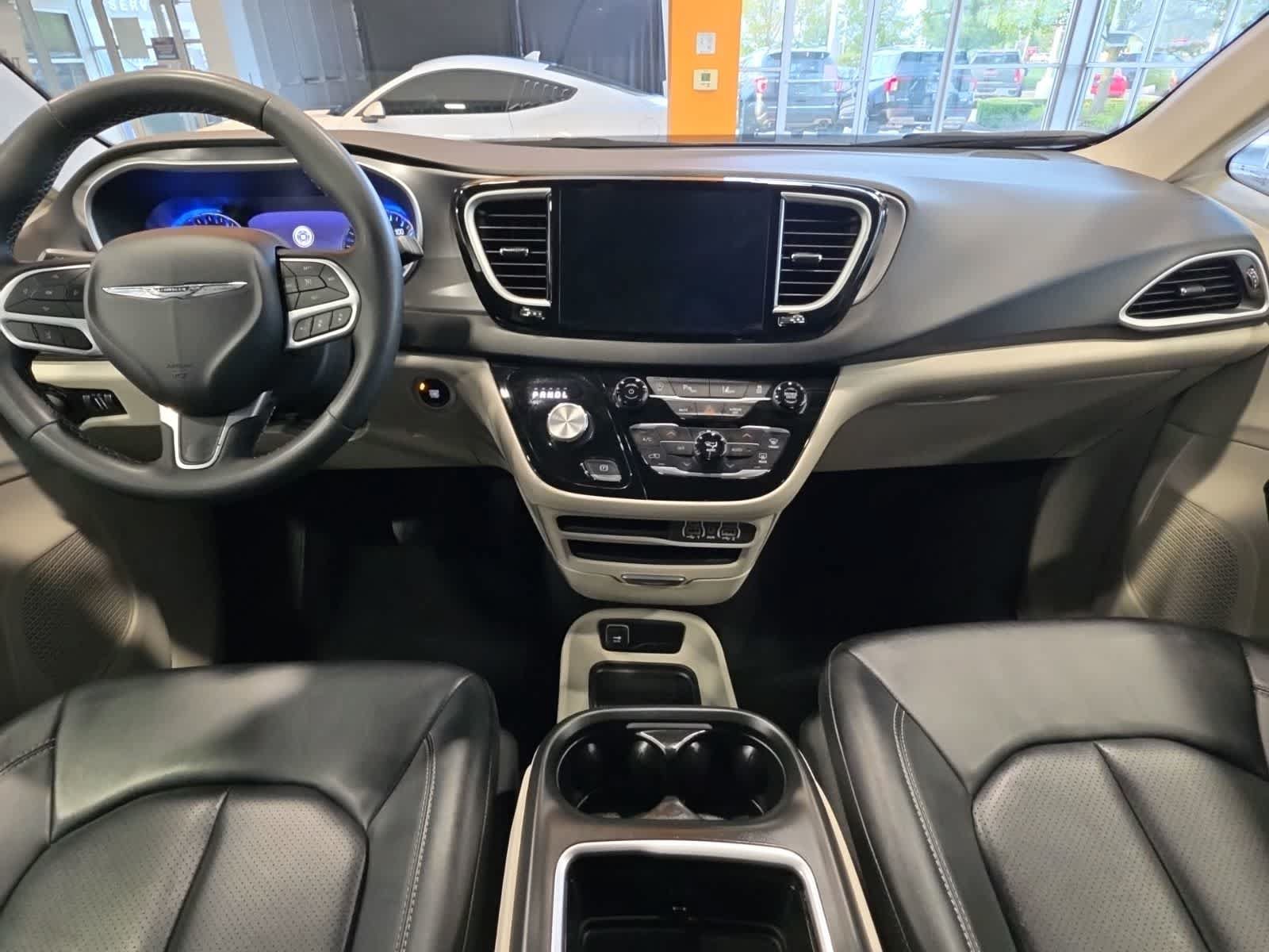 Used 2024 Chrysler Pacifica Touring-L FWD image 29