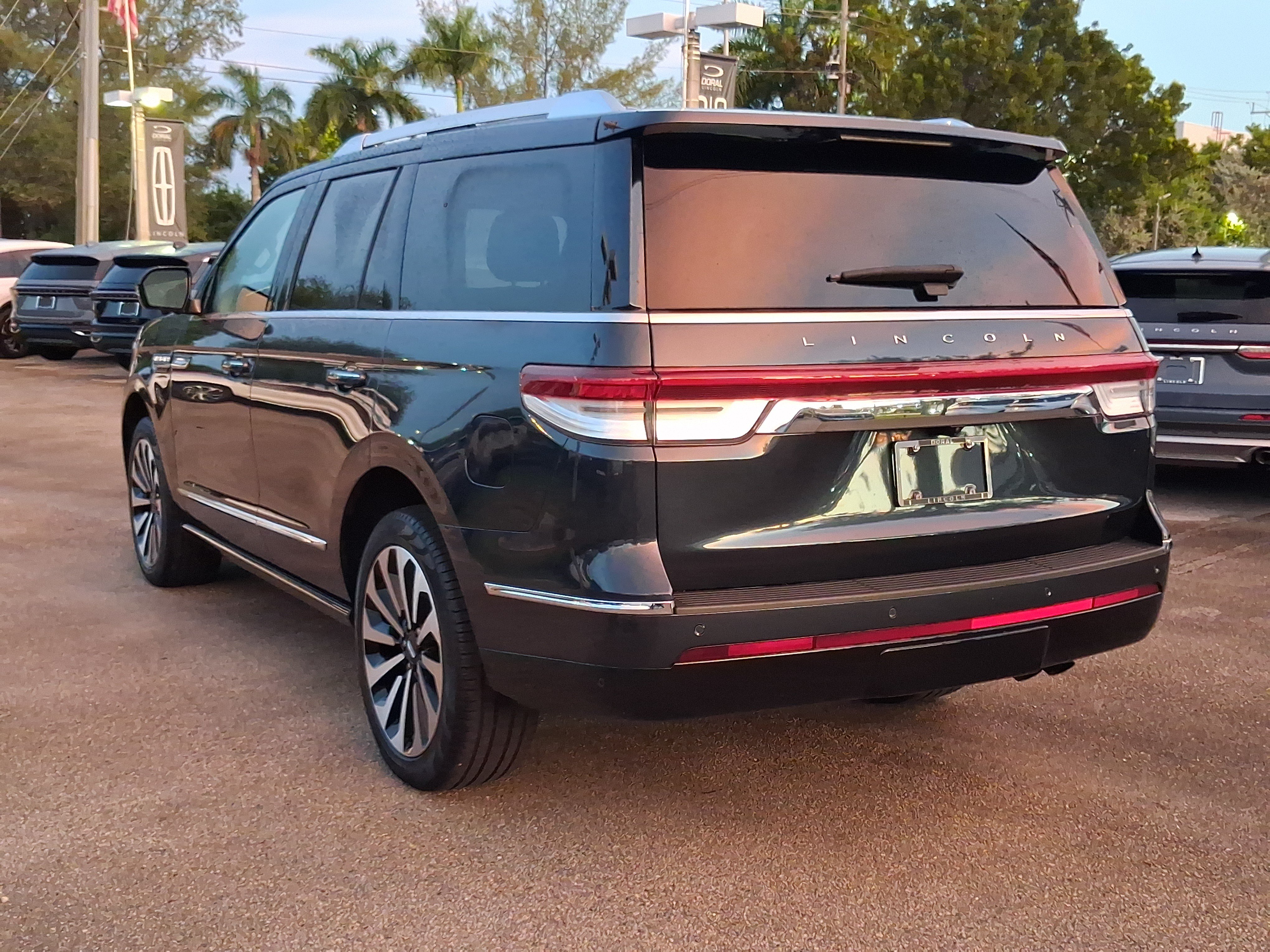 Certified 2024 Lincoln Navigator Reserve AWD/4WD image 3
