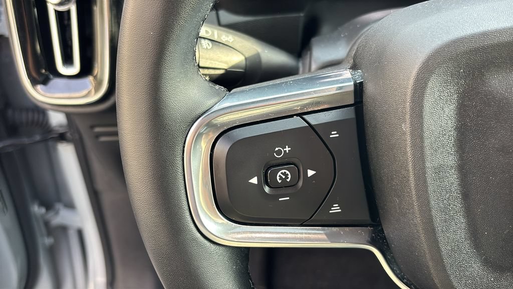 Certified 2025 Volvo XC40 B5 Plus AWD/4WD image 16