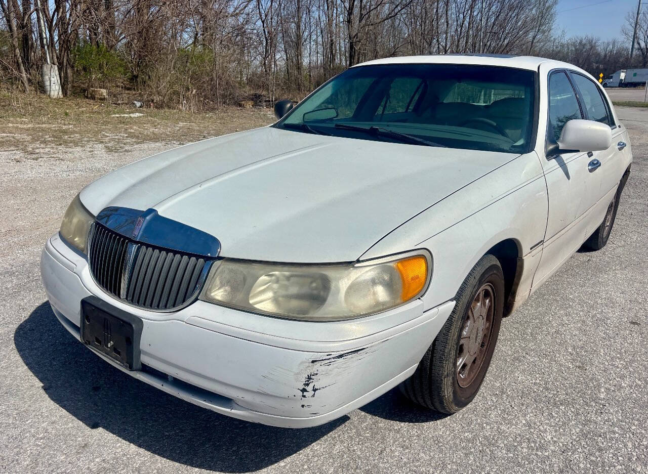 Used 2000 Lincoln Town Car Signature RWD image 2