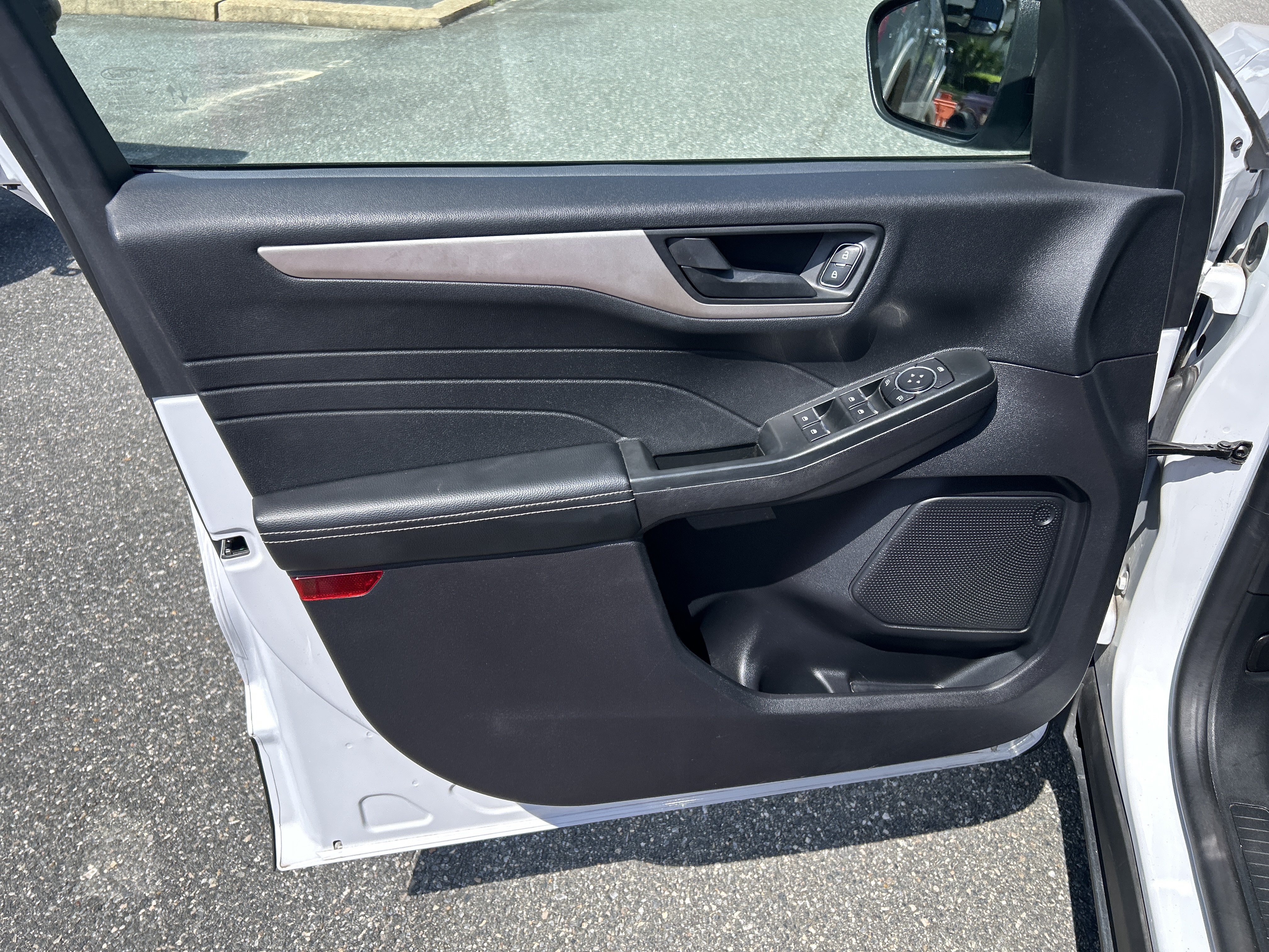 Used 2022 Ford Escape SE w/ Convenience Package FWD image 9