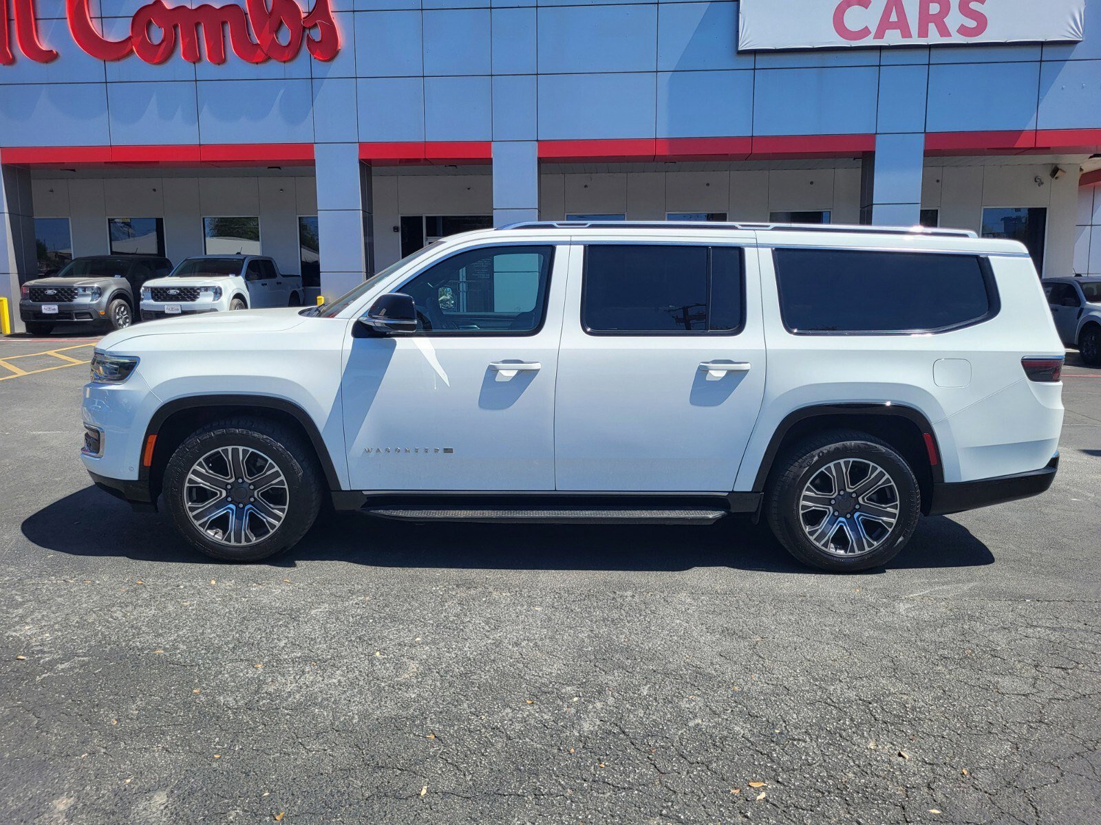 Used 2024 Jeep Wagoneer L Series II w/ Flexible Seating Group image 7