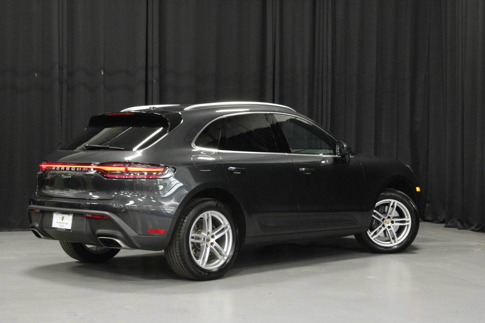 Certified 2025 Porsche Macan AWD/4WD image 5