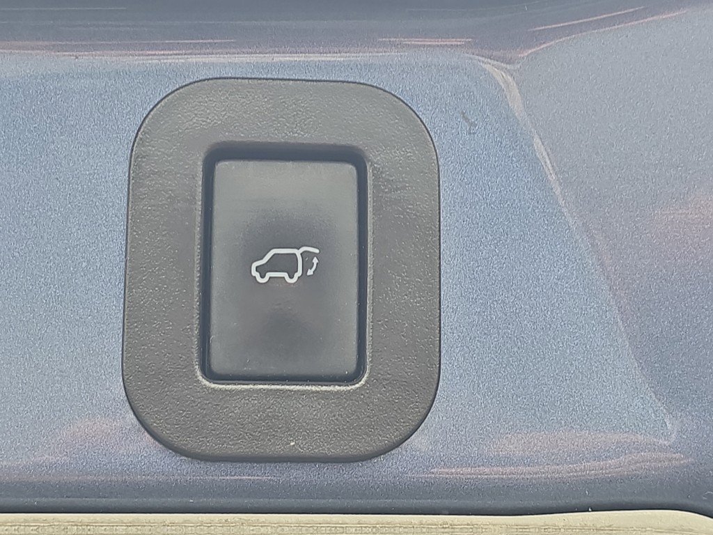 Used 2015 Toyota Sienna XLE w/ XLE Navigation Package image 10