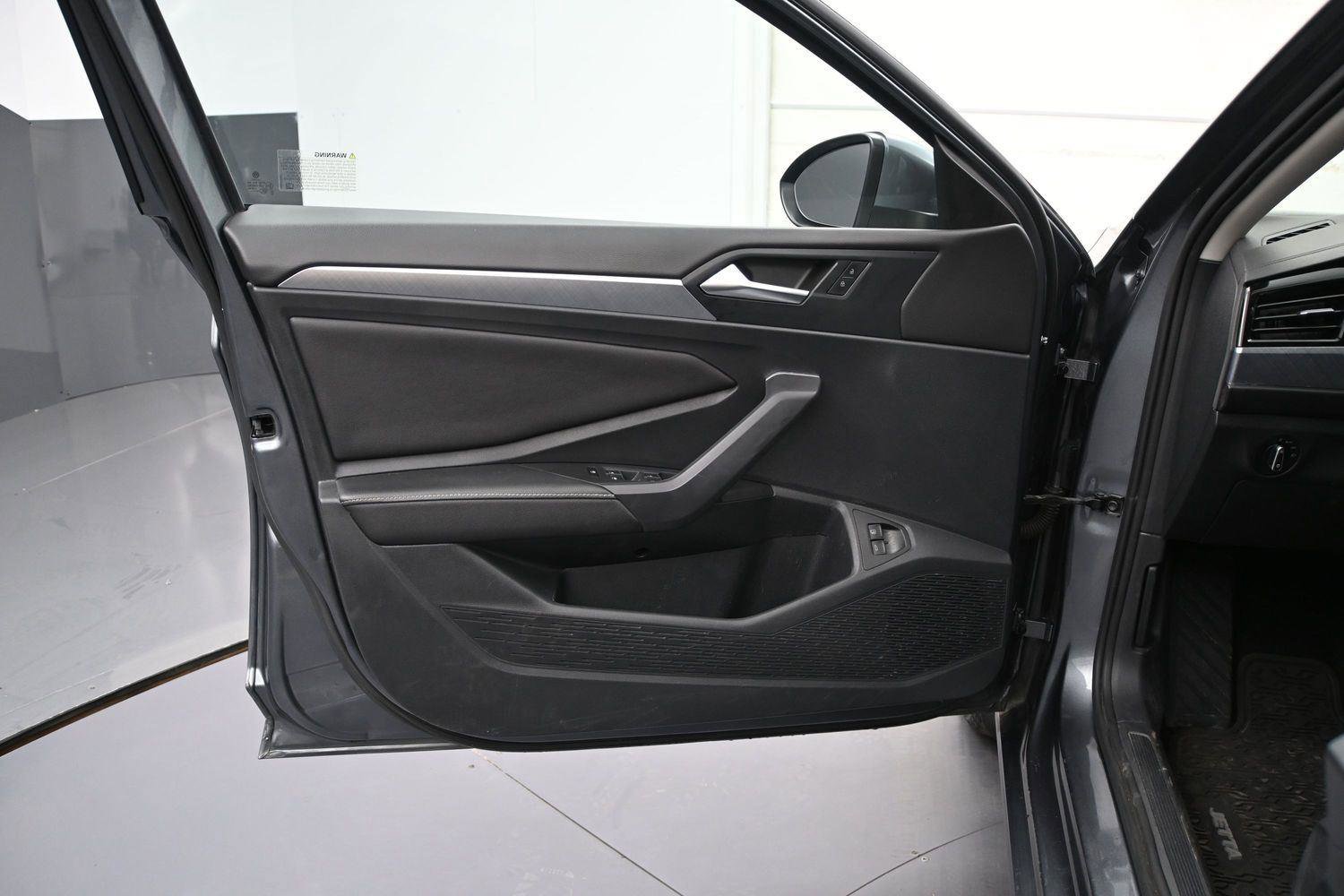 Used 2022 Volkswagen Jetta SE w/ Panoramic Sunroof Package FWD image 7
