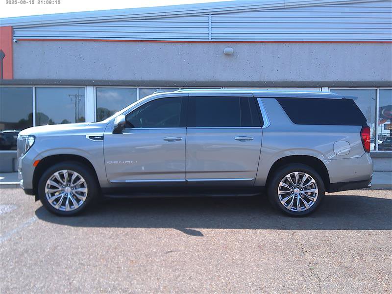 Used 2024 GMC Yukon XL Denali w/ Advanced Technology Package AWD/4WD image 2