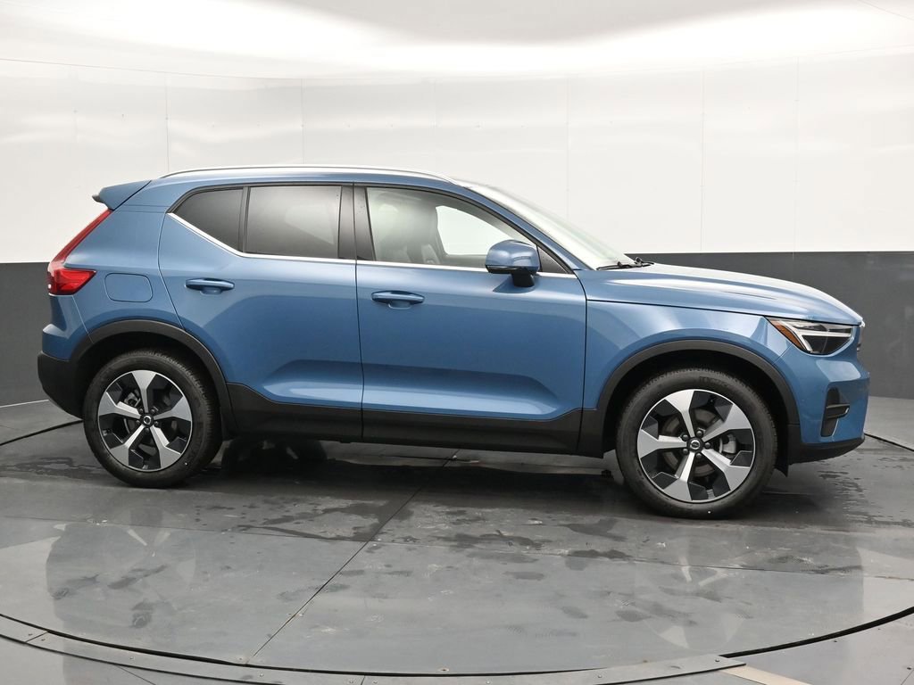 New 2025 Volvo XC40 B5 Core w/ Climate Package image 3