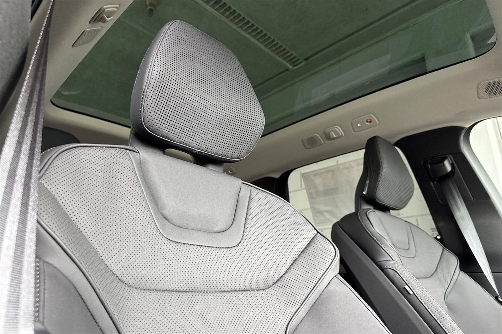 New 2025 Volvo EX90 Ultra w/ Protection Package Premier image 17